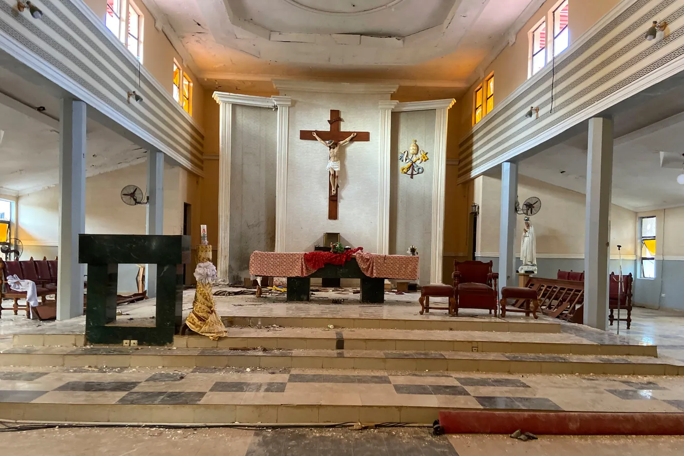 Nigeria : Cinq Hommes Inculpés pour le Massacre de 2022 dans une Église